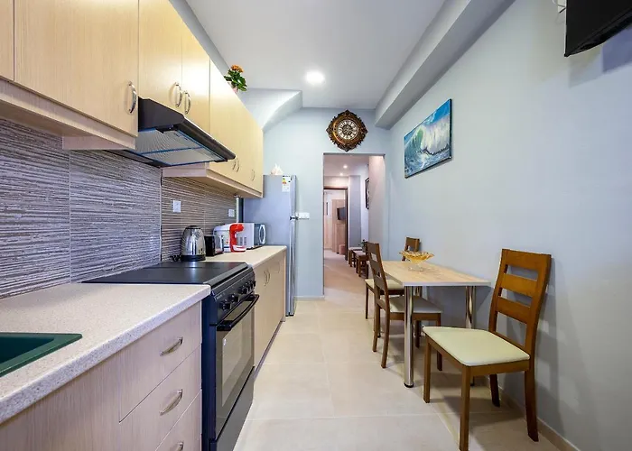 Spot Beach, Food & Coffee Nearby