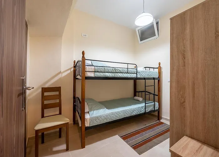 Spot Beach, Food & Coffee Nearby *